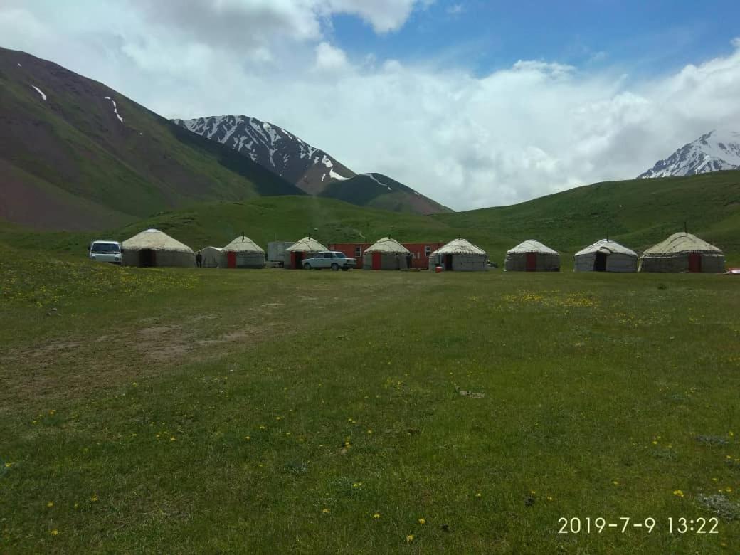 Готель Pamir Nomad Yurt Camp Kara-Kavak Екстер'єр фото
